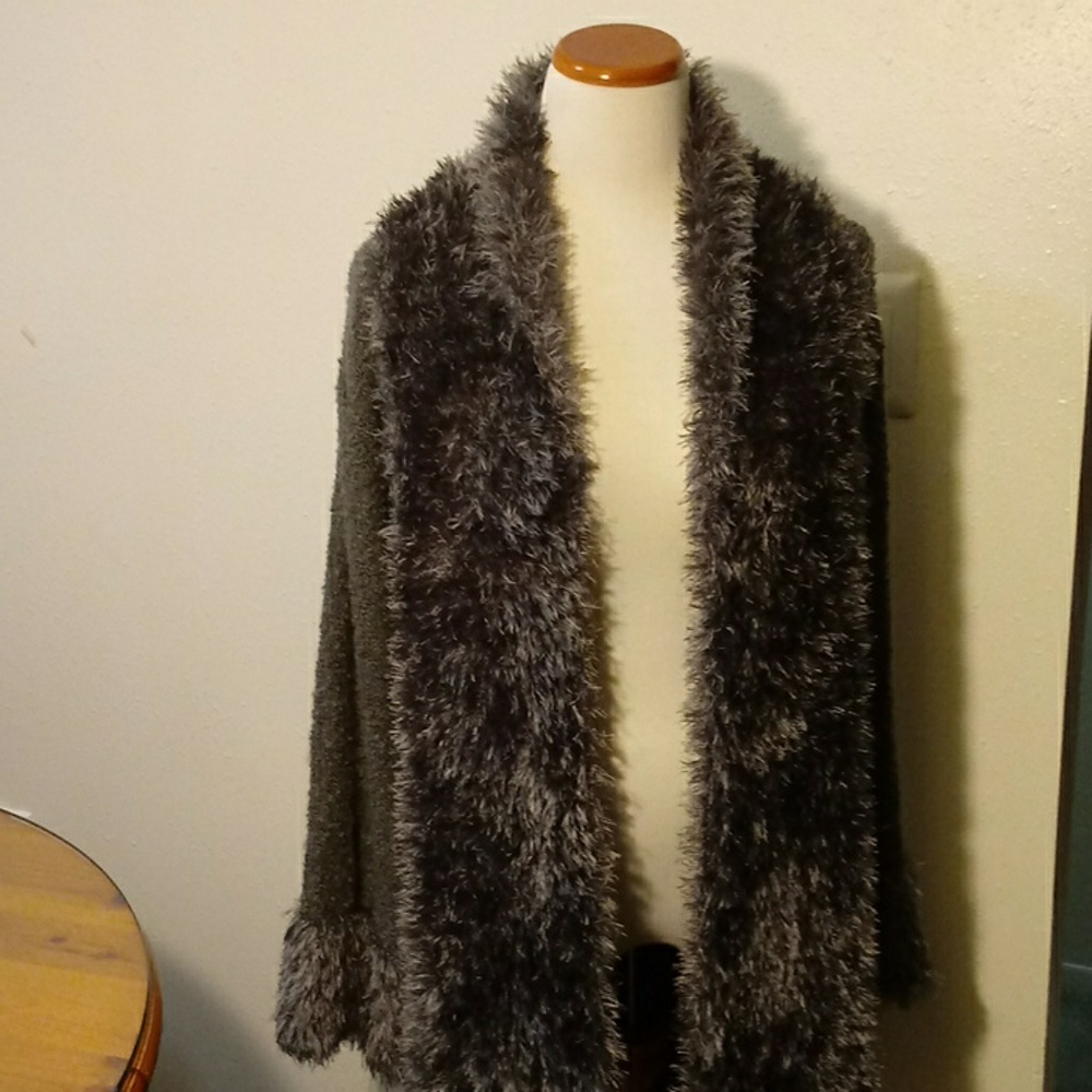 Noelle grey cardigan/sweater fringe-y faux fur one size - Picture 2 of 12